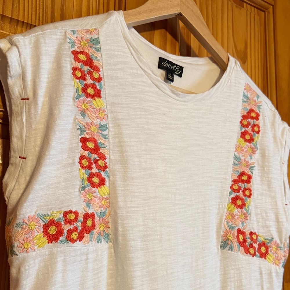 Dee Elly White Sleeveless Shift Dress with Floral Embroidery and Ruffled Hem - Picture 4 of 6
